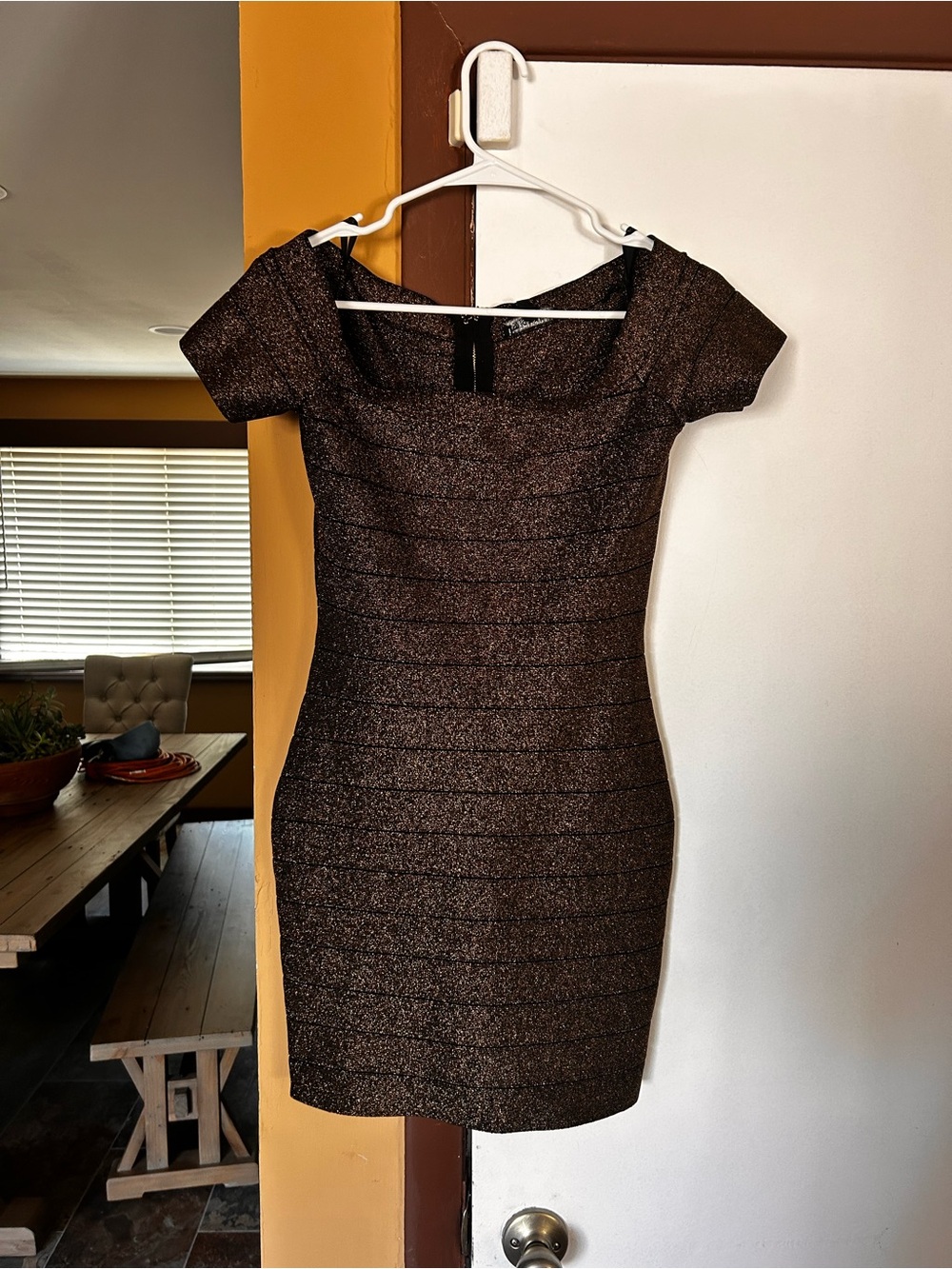 GUESS Gold Metallic Bodycon Mini Dress Size 2 Off Shoulder Party Cocktail Dre - Picture 8 of 9